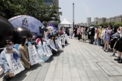 资料照:中国粉丝在苏州奥林匹克体育中心外等候她们的爱豆出席“山河令演唱会”的演出。(2021年5月3日)