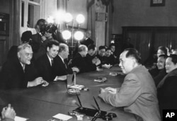 1957年11月在莫斯科,毛泽东主席、邓小平和苏联部长会议主席布尔加宁会谈。中共通过纪念毛来宣示政权合法性