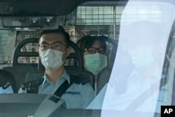 被香港当局控以“煽颠罪”的香港支联会副主席邹幸彤被警察带往一家法院。(2021年9月10日)