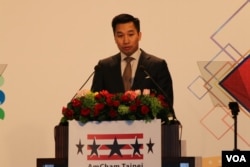 美国国务院东亚暨太平洋事务局副助卿黄之瀚在台北美国商会举办的“2018谢年饭”上发表演讲。(美国之音记者杨明拍摄 2018年3月21日)