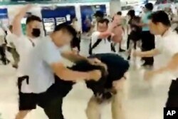 2019年7月21日香港元朗,白衣者袭击反送中游行群众与路人。