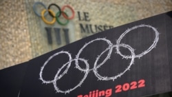 藏族、维吾尔族活动人士在洛桑用铁丝网编织奥运圆环抗议中国2022年主办北京冬奥会。(2021年6月23日)