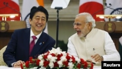 印度总理穆迪与到访的日本首相安倍在新德里签署两国合作协议。 (2015年12月12日)
