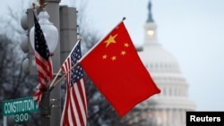 资料照:美中国旗在华盛顿宾夕法尼亚大道上飘扬。