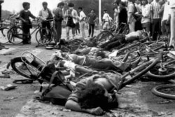北京天安门附近遭八九六四大屠杀的学生与市民死难者。(1989年6月4日)