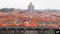 1976年10月,官方组织北京天安门广场上百万人集会,庆祝粉碎四人帮,华国锋担任中共主席。