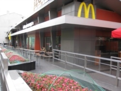 资料照: 莫斯科普希金广场的麦当劳旗舰店。(2014年8月)