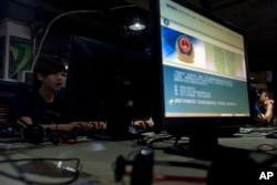 在北京一家网吧,电脑显示屏展示着必须正确使用网络的警方告示。