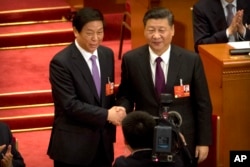 中国国家主席习近平(右)与中党中央政治局常委、中国全国人大委员长栗战书在北京人大会堂全国人大会场上合影。 (2018年3月17日)