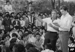 1988年6月1日,美国驻华大使温斯顿·洛德在北京大学的露天讲座中对300多名中国学生讲话,回答的问题从如何获得美国签证到如何评估毛泽东。洛德说,毛有远见,但邓小平是他见过的最令人印象深刻的世界领导人之一。