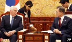 美国副总统迈克·彭斯(左)2018年2月8日在首尔青瓦台总统府会见韩国总统文在寅。