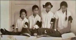 1966年8月上旬,孩子们与母亲卞仲耘遗体诀别。(王友琴提供图片)
