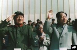 1981年9月,中国军委主席邓小平身穿军装和中共总书记胡耀邦一起检阅部队。