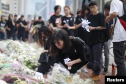 2019年6月16日香港人在抗议拟议的引渡法案的同时,也对在太古广场大楼的一个脚手架上摔下来的人献花致意。