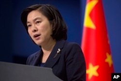 中国外交部发言人华春莹在记者会上(2016年1月6日)