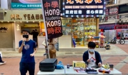 香港学生组织中学时政发言人Michael(左)表示,法庭对首宗国安法案件的裁决,令“光时口号”变成违反国安法,担心国安法的红线不断扩大,更多人可能以言入罪 (美国之音/汤惠芸)