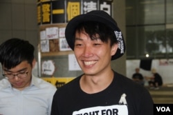 香港民阵召集人岑子杰2019年6月24日在立法会示威区记者会前 (美国之音申华拍摄)