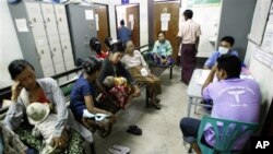 မြန်မာနဲ့နယ်စပ် ထိုင်းနိုင်ငံ၊ တာ့ခ်ခရိုင် မဲဆောက်မြို့မှာရှိတဲ့ ဒေါက်တာစင်သီယာမောင်ရဲ့ မယ်တော်ဆေးခန်း ပြင်ပလူနာဌာနရဲ့ ယခင်မှတ်တမ်းဓာတ်ပုံ။ (အောက်တုိဘာ ၁၁၊ ၂၀၀၇)