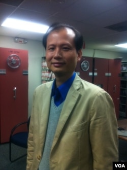 中国科普作家方舟子做客美国之音接受专访 (2012年11月9日,美国之音海涛拍摄)