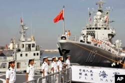 中国军舰准备离开青岛港口参加美中海上联合演习(2013年8月20日)