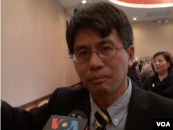 中国宪政学者王天成接受美国之音采访 (美国之音 方方拍摄)