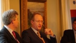 丹麦驻华盛顿大使馆副馆长汉恩(Henrik Hahn,中)2020年2月6日在北极问题讨论会上发言(美国之音黎堡)