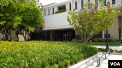南加大安纳伯格新闻学院正面(美国之音国符拍摄)