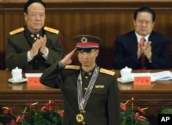 2005年11月,中国中央军委副主席郭伯雄(左)和公安部长周永康(右)参加庆祝神舟六号完成航天飞行的仪式