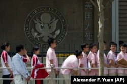 在北京美国大使馆前排队等待签证的学生(资料图)