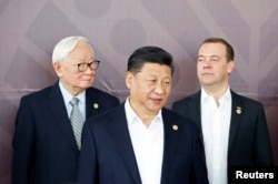 在亚太经合组织峰会拍摄领导人合影时,中国国家主席习近平与台湾代表张忠谋和俄罗斯总理梅德韦杰夫同框 (2018年11月)
