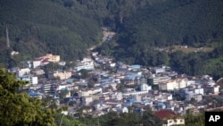 ကချင်လွတ်မြောက်ရေးတပ်မတော် (KIA) အခြေစိုက်ရာ ကချင်ပြည်နယ် လိုင်ဇာမြို့ရဲ့ယခင်မှတ်တမ်းဓာတ်ပုံ။ (အောက်တိုဘာ ၃၁၊ ၂၀၁၃)