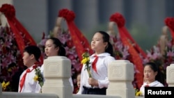 北京少先队员在人民英雄纪念碑下参加烈士纪念日纪念仪式,演唱《我们是共产主义接班人》(2016年9月30日)