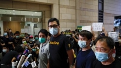 香港亲民主派立法会议员林卓廷(左二)和许智峰(左一)获保释后对媒体讲话(路透社2020年8月27日)