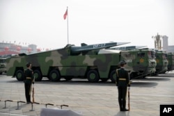 中国军车载着DF-17东风高超音速弹道导弹参加中国国庆70周年典礼。(2019年10月1日)