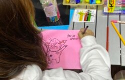 有香港市民11月30日晚在旺角街站画心意卡给12港人,寄语他们加油、永不放弃。 (美国之音特约记者汤惠芸摄)