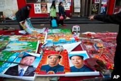 在中国山西省古交的一条街上摆摊出售的习近平、毛泽东等中国5位最高领导人的肖像(2015年2月5日)。