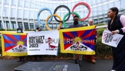 抗议者在瑞士洛桑国际奥委会总部外,呼吁抵制2022年北京奥运会。(2021年11月26日)