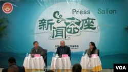 中国记协新闻茶座会上 廉湘民对外国记者不能进藏进行解释(东方拍摄)