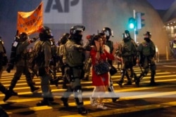 香港警察在圣诞平安夜为了准备对付抗议者正指挥游客过马路。(2019年12月24日)