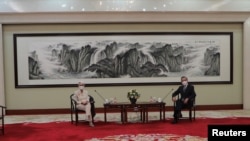 美國副國務卿謝爾曼2021年7月26日在天津與中國國務委員兼外交部長王毅舉行會面。(路透社)