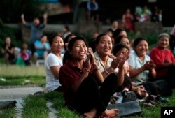 2012年6月18日,流亡藏人妇女在尼泊尔加德满都的一处难民营内观看一场庆祝达赖喇嘛生日的足球赛。