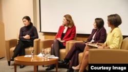 报告发布会现场:曹雅学,安妮• 纳尔逊,莎拉库克,路易莎• 格雷夫 (由左至右) (美国国家民主基金会 )