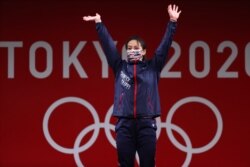 东京奥运会领奖台上台湾女子59公斤举重选手郭婞淳获金牌。(2021年7月27日)