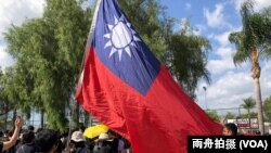 “全球反独裁集会”洛杉矶巴恩斯公园力挺香港活动中,李镇莲女士高举中华民国国旗