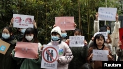 周晓璇的支持者在北京海淀区一家法院前声援周晓璇。(2020年12月2日)