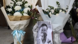 武汉疫情“吹哨人”李文亮医生因感染新冠病毒去世后武汉中心医院大门处的临时祭坛。(2020年2月7日)