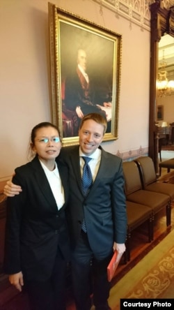 根据李明哲国际救援小组脸书,曾任华尔街日报驻北京特派员的博明表示,对中国人权恶化及遭关押者家属的心情感同身受,因为他自己也曾被迫在自白书上签名。白宫官员表示, 将全力协助她们的丈夫获释。(李明哲国际救援小组)