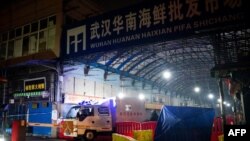 中国湖北省武汉市卫生应急队的消毒车辆驶离已被关闭的武汉华南海鲜批发市场。(资料照片,2020年1月11日)