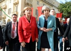 德国总理默克尔和英国首相特蕾莎·梅(右)等欧洲国家领导人去开峰会(2017年2月3日)