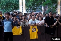 等候在上海浦东丽思卡酒店外的中国NBA球迷。(2019年10月9日)